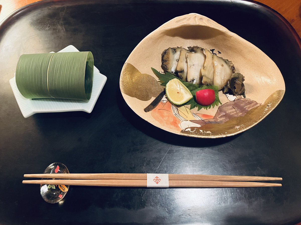 kanako020484's tweet photo. 誕生日祝で二木屋に行きました。昔の政治家の屋敷で文化財にも登録されています。料理がどれも素晴らしく美味しかった！
あと、屋敷中に江戸以降の膨大な雛人形が展示されていて、階段にびっしり置いていたり、小学生サイズの巨大なものまであり、鏡花や清順のような悪夢世界めいててすごく良かった。 https://t.co/X42ZV3Srbi