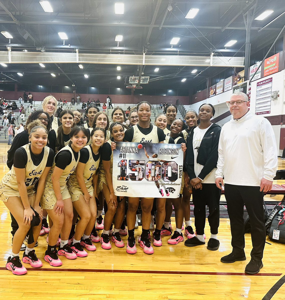 PESHGirlsHoops's tweet photo. Another day, another milestone! Congrats to @arirobinson_ on surpassing 1,500 career points. Let’s keep it rolling!! https://t.co/z0GGt3d4HE