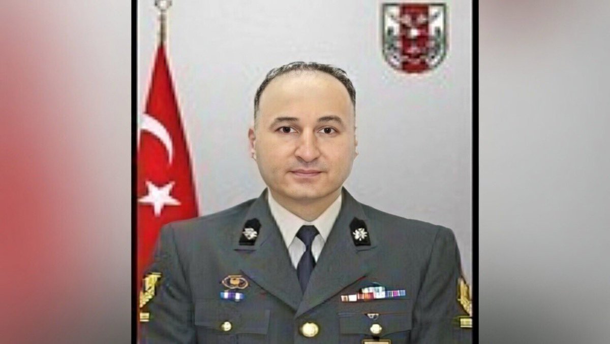 TrBirilerivar's tweet photo. “ŞEHİDİN VAR TÜRKİYE”

Hakkari Şemdinli’de Rahatsızlanarak Hastaneye Kaldırılan Bakım Astsubay Kıdemli Başçavuş Talat Okur, Şehit Oldu.
Türk Milletinin Başı Sağ Olsun. https://t.co/TNdMuT9RJe