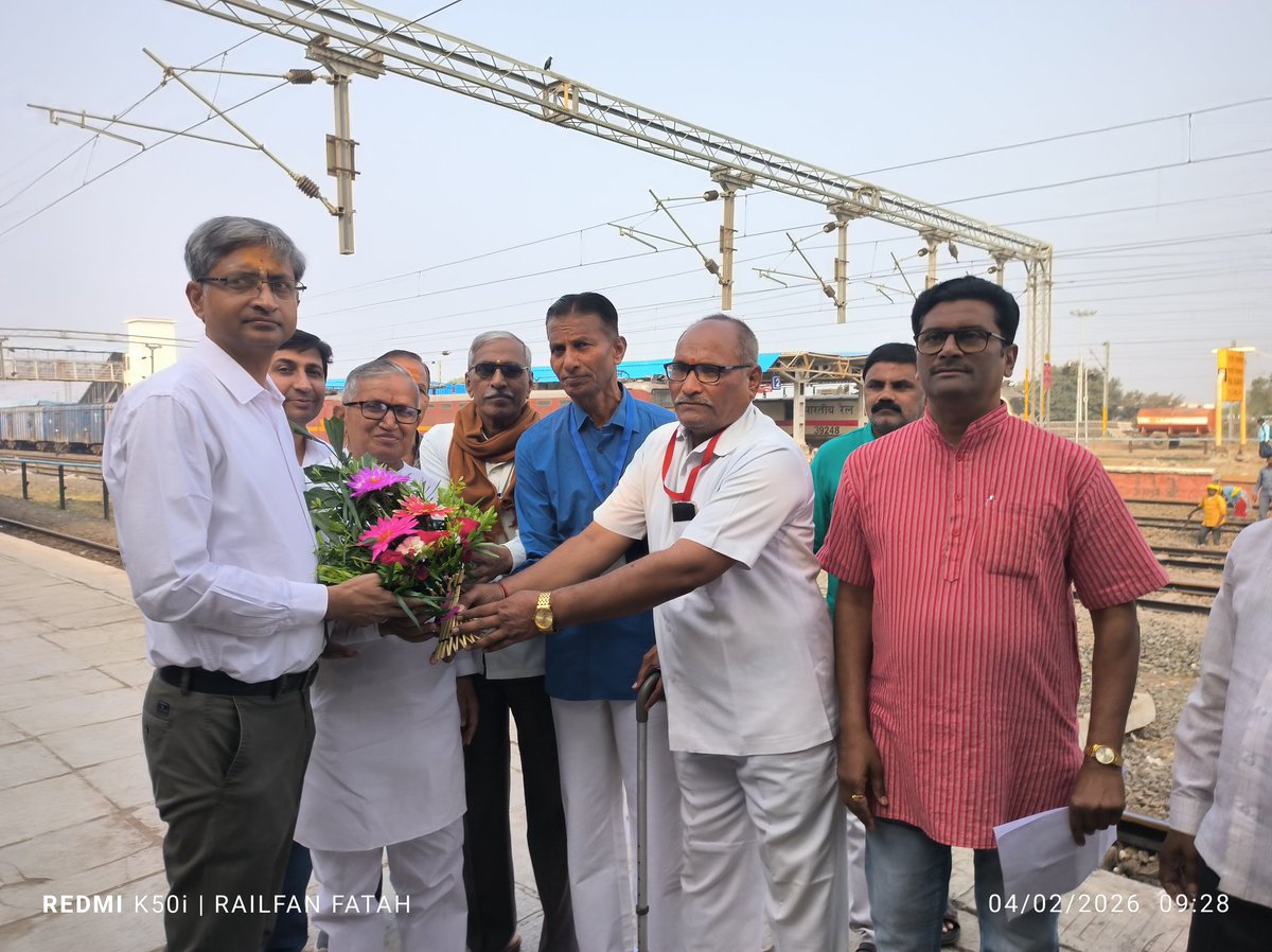 FatahAhad's tweet photo. Dr. R. Gopalakrishnan, DRM Secunderabad, accompanied concern branch officers reviewed the ongoing Station development works at PARLI Vaijnath Railway Station... &amp; interact with politicians &amp; media https://t.co/TZKLRpOvAf