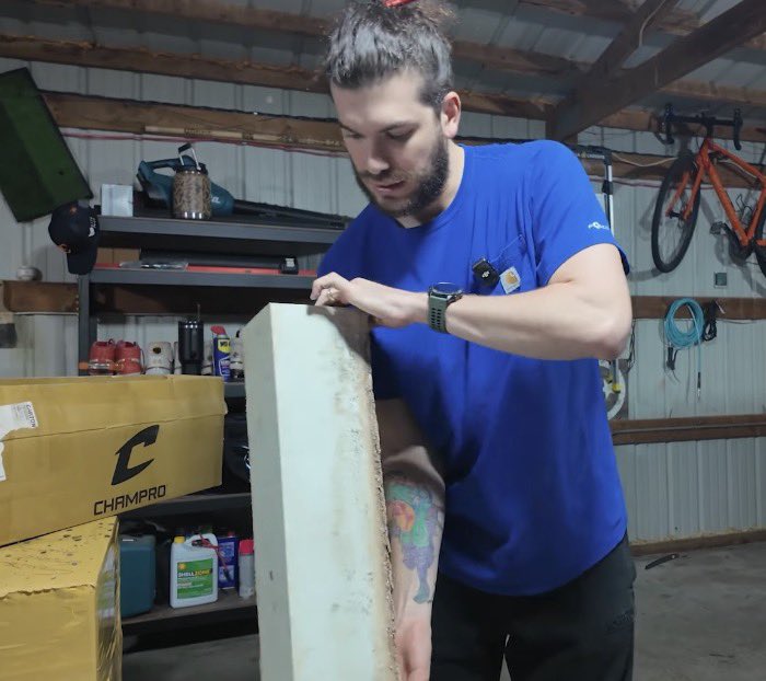 엠마 브이로그에 폰세가 한국에서 온 짐 언박싱하는데 볼팤 투수판 뽑아갔네?ㅋㅋ 저게 그냥 판판한건줄 알았는데 네모네서 돌려쓰는거라고함 1년동안 돌려써서 그해 마운드에 오른 모든 투수의 스파이크자국이 남는거라 추억하려고 뽑아갔다고🥹