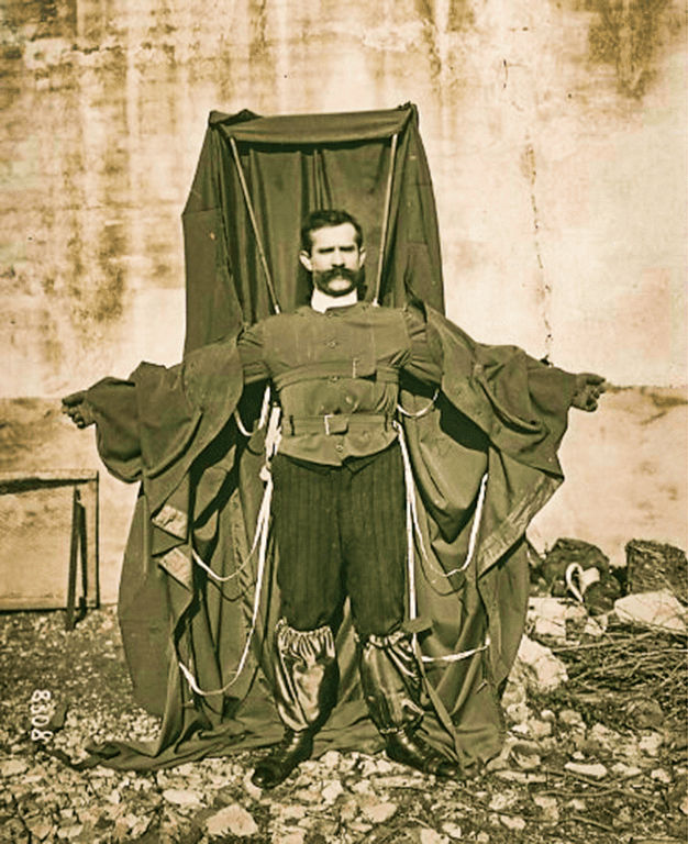 kalendarbeda's tweet image. Rakousko-uherský dámský krejčí s francouzským občanstvím Franz Reichelt  se pokoušel sestrojit padákový oblek. Tak svému vynálezu věřil, že  4.února 1912 skočil z prvního patra Eiffelovy věže a zabil se. Neúspěšný  pokus je bohatě zdokumentován.
fr.wikipedia.org/wiki/Fichier:R…