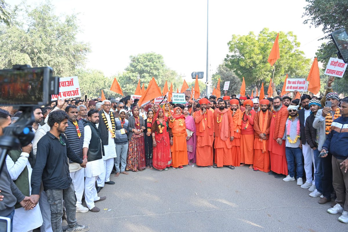 आज प्रातः काल सभी #खेजड़ी_बचाओ_महापड़ाव से कलेक्ट्रेट तक मौन जुलूस निकाल कर खेजड़ी का पूजन किया। अनशन पर बेठे साधु संतों सहित सभी पर्यावरण प्रेमियों ने मौन जुलूस के माध्यम से संदेश दिया। कि हम शान्ति से अपनी मांगे मनाना चाहते है।

सरकार के समक्ष हमारी दो स्पष्ट माँगें हैं।
१.⁠