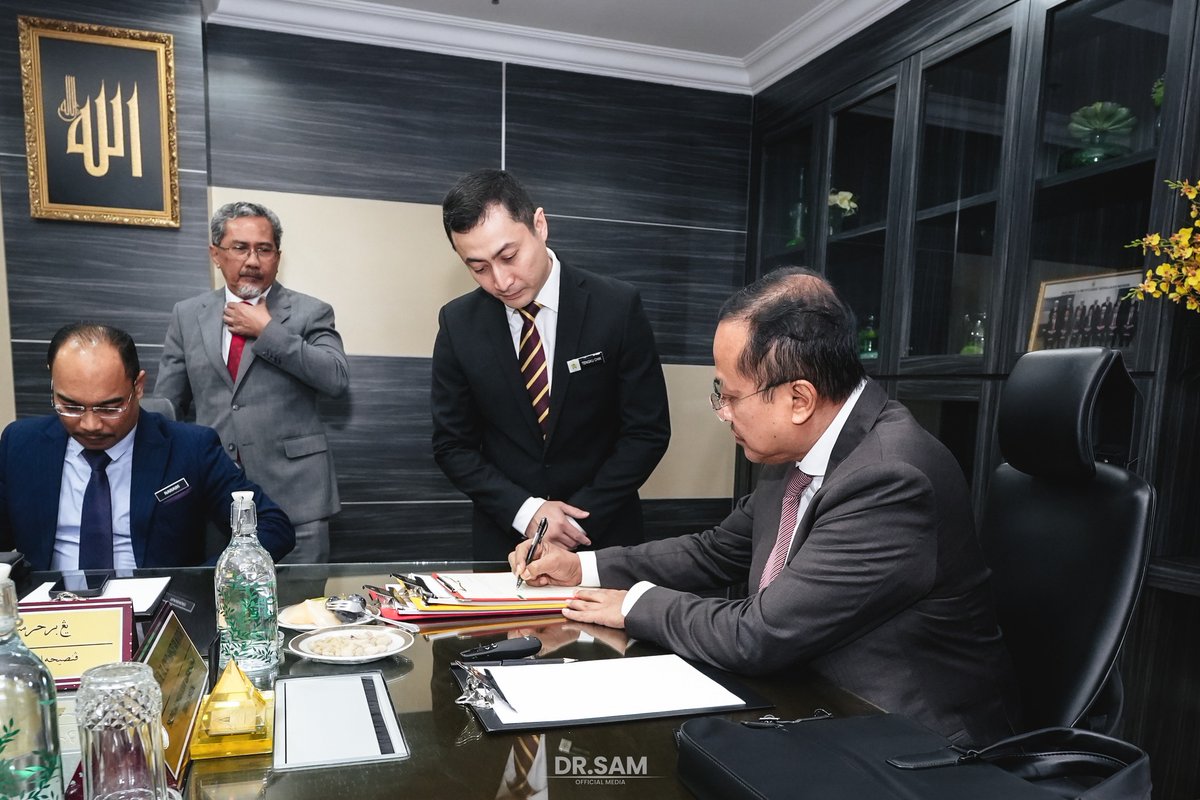 DrAhmadSamsuri's tweet photo. Mempengerusikan Mesyuarat Majlis Mesyuarat Kerajaan Negeri (MMKN), komitmen berterusan melalui perbincangan dan keputusan demi kesejahteraan rakyat serta kemajuan negeri.

Turut berlangsung Majlis Angkat Sumpah YBrs. YM Dr. Tengku Chik Abu Bakar bin Tengku Ibrahim sebagai Setiausaha Dewan Undangan Negeri (DUN) Terengganu. Tahniah atas pelantikan ini, semoga amanah yang dipikul dapat dilaksanakan dengan sebaiknya, insha-Allah.