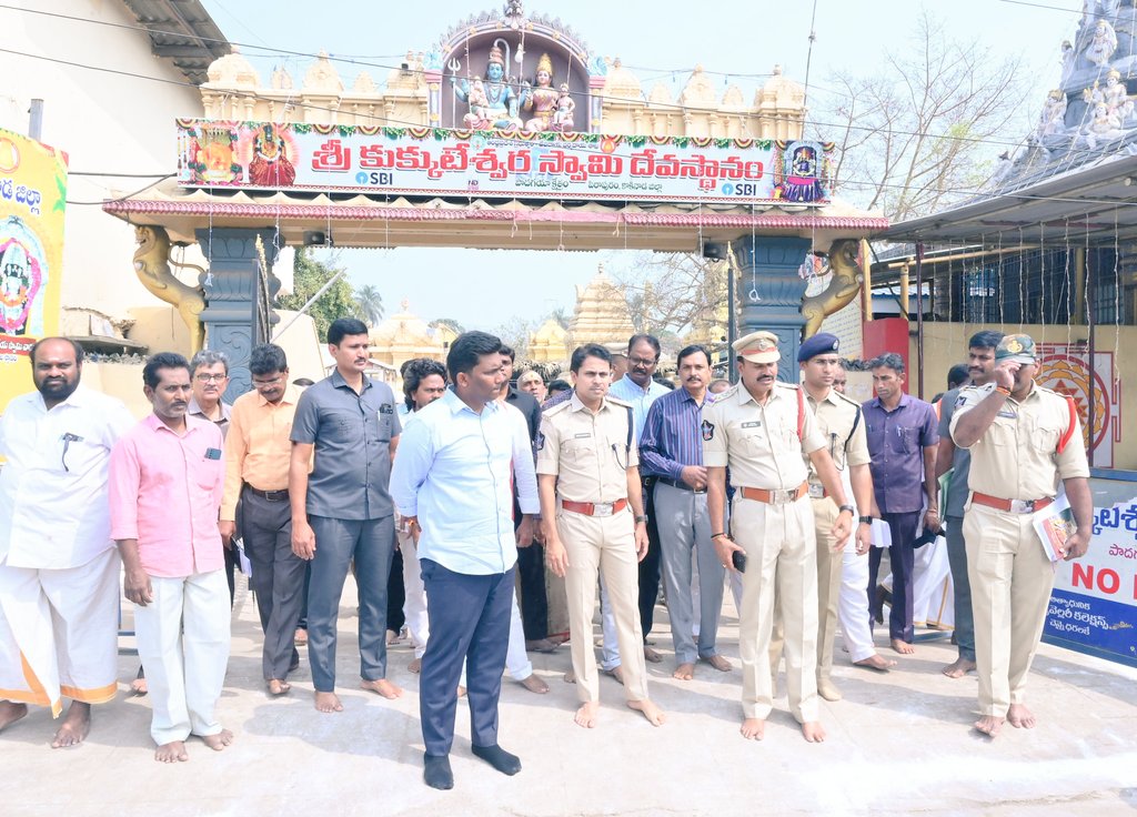 MogaliVenkat's tweet photo. పవన్ కళ్యాణ్ గారి సూచనల తో.. ప్రకడ్బందీ ఏర్పాట్లు.

ఈ నెల 13 నుంచి 18 వరకు  పిఠాపురం పాదగయ క్షేత్రం శ్రీ కుక్కుటేశ్వర స్వామి దేవస్థానంలో జరగనున్న శివరాత్రి ఉత్సవాలకు పటిష్ట ఏర్పాట్లు చేయాలని జిల్లా కలెక్టర్ షణ్మోహన్ అధికారులను ఆదేశించారు. https://t.co/lRsf4ZRZJj