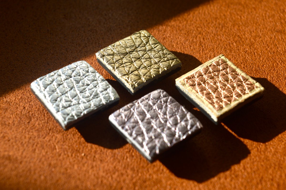 LeatherKeyboard's tweet image. レザーキーキャップ第四弾まとめ

オリンピックのメダルにインスピレーションを受けたゴールド、シルバー、ブロンズのキーキャップ。

この形状なら失敗なく数を作れるから頒布も視野に入れられそう。

おまけに一部の方々からリクエストされたパー(プ)ルも。

#keycaps
#keyboard 
#leathercraft