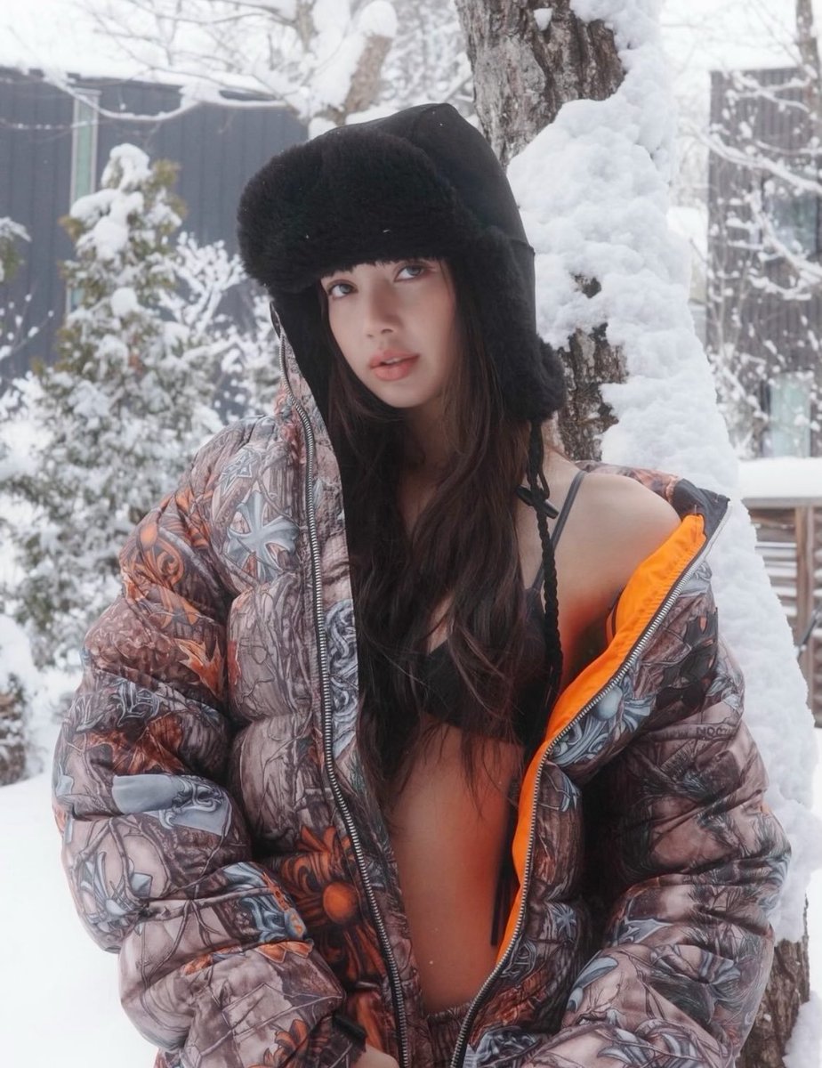 TheePopCore's tweet image. LISA brings undeniable heat to the winter season in new photos, leaving everyone completely gagged and out of breath.