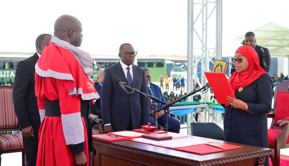 MariaSTsehai's tweet image. Kwenye kikao baada ya mauaji halaiki ya #MO29 Mwuaji-in-Chief alipoapishwa kwenye kificho kambi ya jeshi, aliambiwa “ikifika Januari watanzania watakuwa wameshasahau watakuwa bize na mambo mengine!” Wakamwambia watanganyika hawana kumbukumbu na wataleta michezo na burudani…