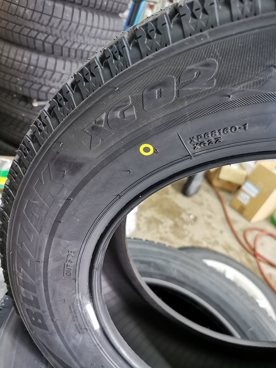 douhoku_over's tweet photo. こちら、ブリヂストンの輸出向けVRX2の「XG02」になります。
WZ1とかVRX3みたいな氷上特化でゴムが柔らかいから剛性確保のためにブロック細かくした結果、排雪性が悪くて目が詰まりやすい、シャバ雪で死ぬスタッドレスだと豪雪地帯には向かんのです。
圧雪orシャバ雪ばっかだとVRX2が一���安心できる。 https://t.co/B5e389LdSn