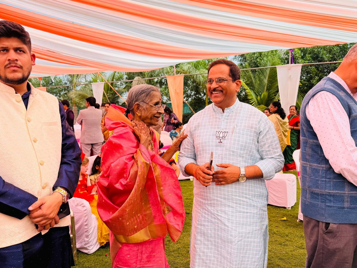 KishorShitole8's tweet image. आमचे बंधूवर्य श्री. योगेशजी शितोळे यांच्या कन्या चि. सौ. का. समृद्धीला शुभविवाहा प्रित्यर्थ खूप खूप शुभाशीर्वाद 
 💐💐

प्रिय निलेश शितोळे व सर्व शितोळे परिवारास खूप खूप हार्दिक शुभेच्छा

#शुभविवाह_सोहळा #शुभेच्छा #KishoreShitole #Chhatrapati_Sambhaji_Nagar