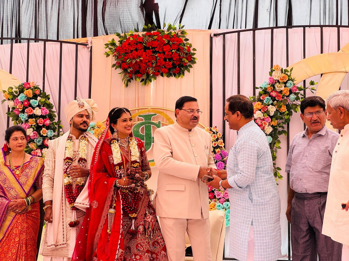 KishorShitole8's tweet image. आमचे बंधूवर्य श्री. योगेशजी शितोळे यांच्या कन्या चि. सौ. का. समृद्धीला शुभविवाहा प्रित्यर्थ खूप खूप शुभाशीर्वाद 
 💐💐

प्रिय निलेश शितोळे व सर्व शितोळे परिवारास खूप खूप हार्दिक शुभेच्छा

#शुभविवाह_सोहळा #शुभेच्छा #KishoreShitole #Chhatrapati_Sambhaji_Nagar