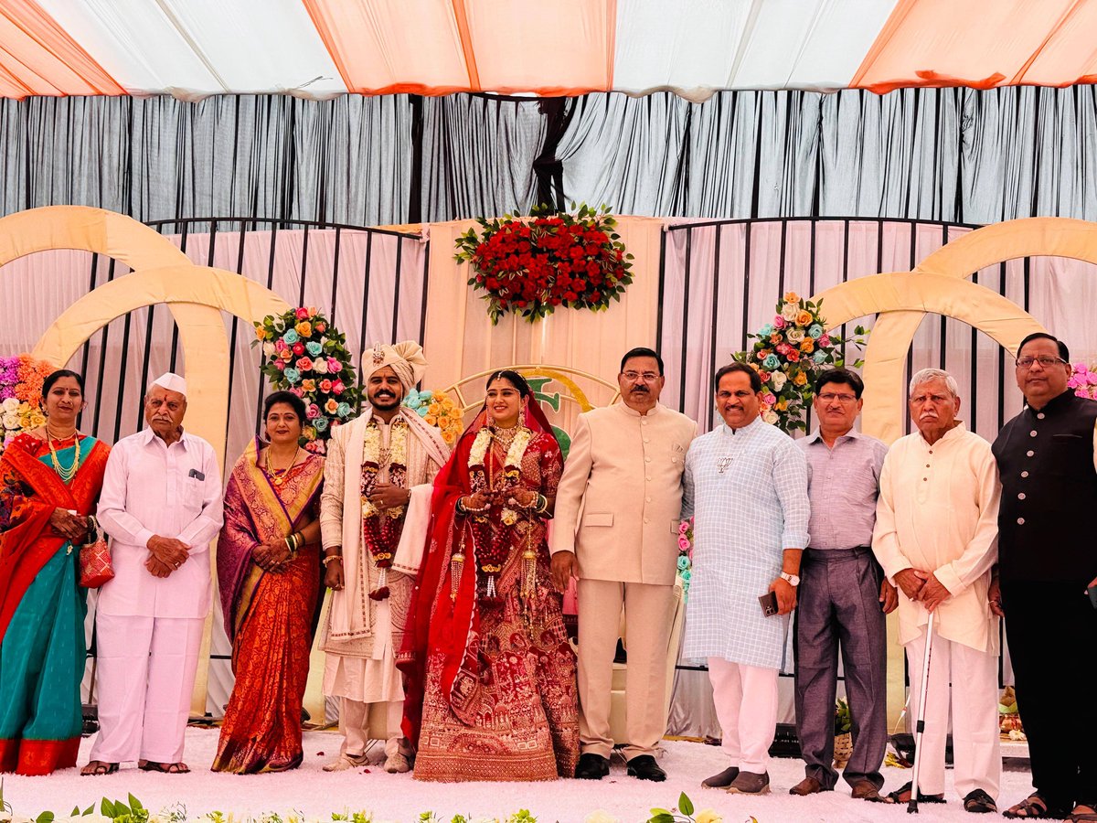 KishorShitole8's tweet image. आमचे बंधूवर्य श्री. योगेशजी शितोळे यांच्या कन्या चि. सौ. का. समृद्धीला शुभविवाहा प्रित्यर्थ खूप खूप शुभाशीर्वाद 
 💐💐

प्रिय निलेश शितोळे व सर्व शितोळे परिवारास खूप खूप हार्दिक शुभेच्छा

#शुभविवाह_सोहळा #शुभेच्छा #KishoreShitole #Chhatrapati_Sambhaji_Nagar