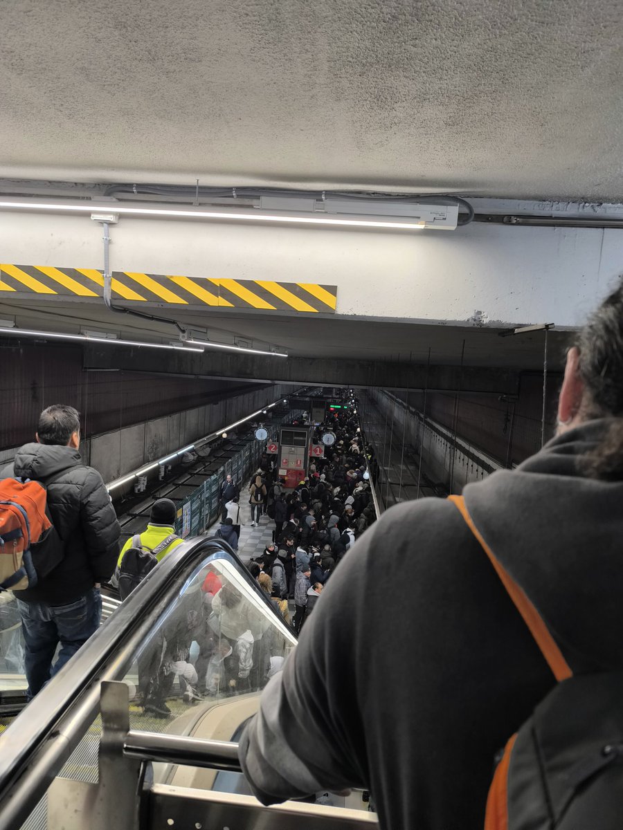 bethlen4's tweet image. Ahora mismo en Parla encima hay una avería conseguiremos llegar hoy al trabajo en algún momento?! Todos los días lo mismo