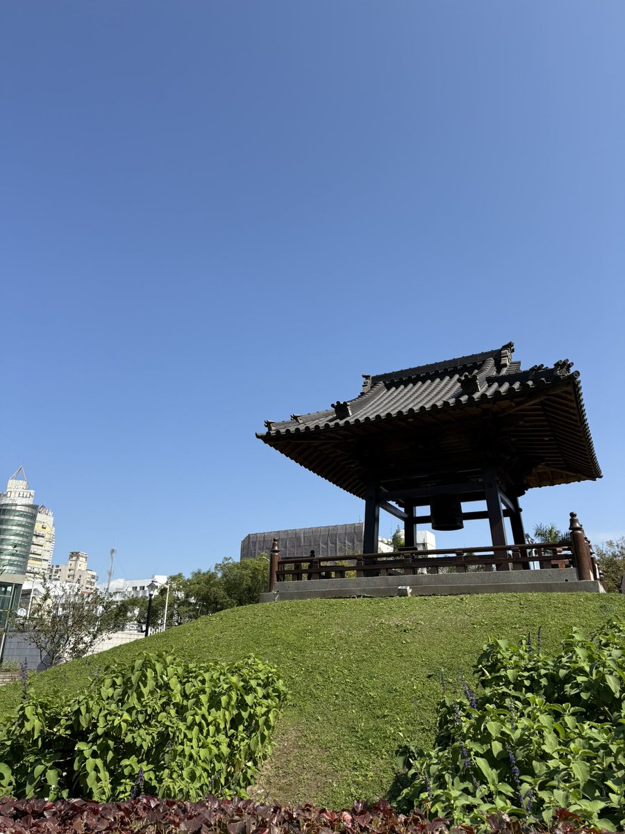 今日の台北は最高の天気、抜けるような青空です！西門町近くの「西本願寺広場」へ散歩に来ました。
西門駅からカルフール（家樂福）へ向かう途中にあるんですよ。
ここは地元の人がのんびりお喋りしたり、夜にはワンちゃんの集まりがあったり🐶