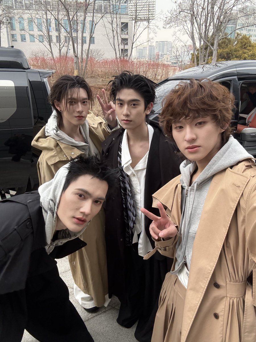 ชอบกันไหมครับทุกคน

#MMAMXTHOMASKONG
#MMAMxPoohPavel
#SeoulFashionWeek
