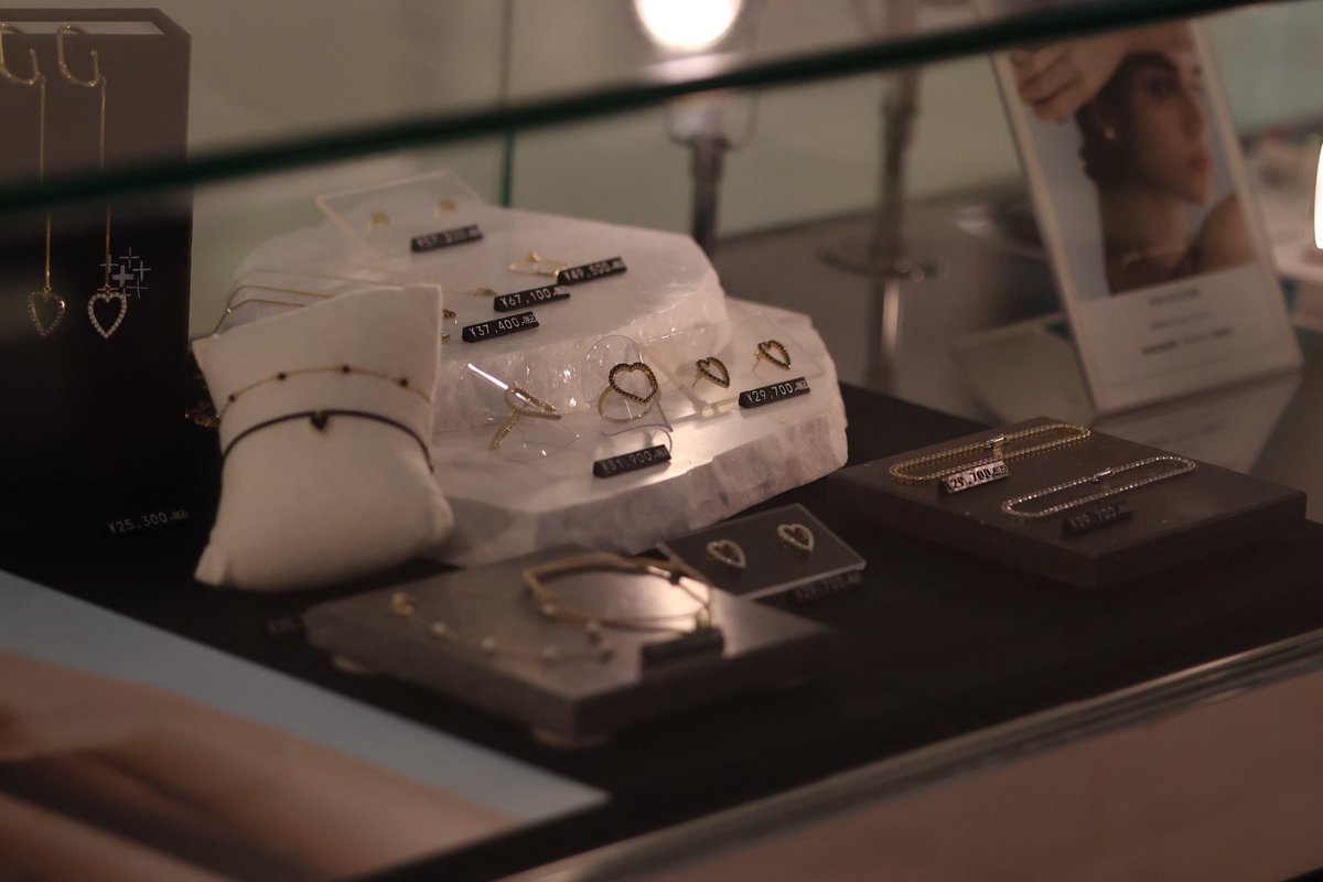 ＼ 開催まであと7日 ／
PLUS VENDOME POP UP STORE 
at 新宿髙島屋

本日より新宿髙島屋2階に告知ディスプレイを展示いただいております
お近くにお越しの際はぜひお立ち寄りください

◼︎ 開催日時:
2026年2月11日(水・祝) 〜 17日(火)
◼︎ 開催場所:
新宿髙島屋2階 アクセサリー 特設会場