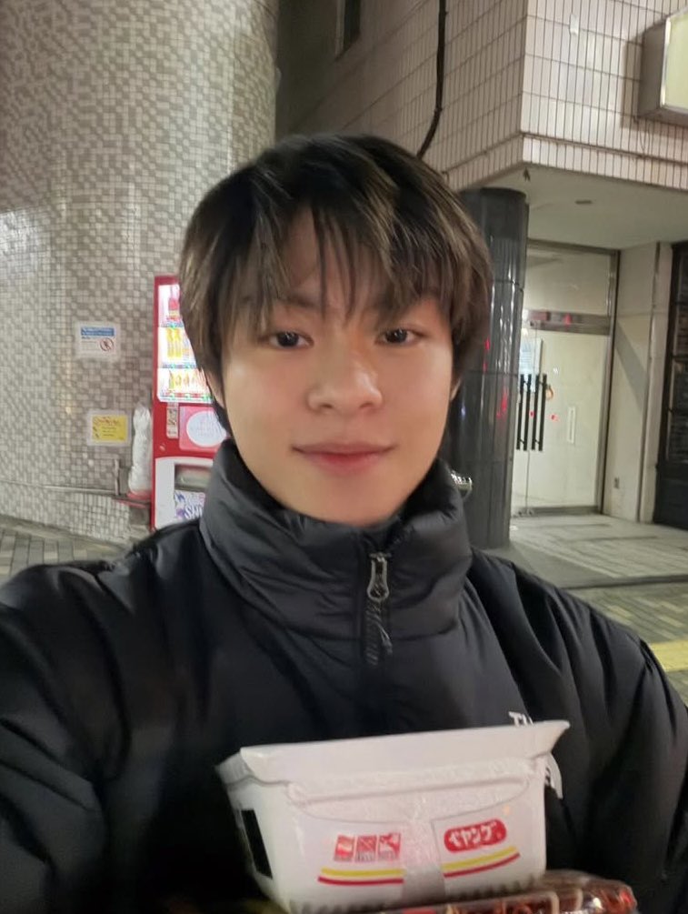 ppornkn's tweet image. ก้มมองที่กระเป๋าก็ว่าทำไมคุ้น ๆ