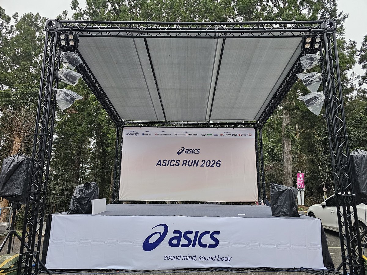 killsyun's tweet photo. ASICS RUN 2026從天未亮開始，現場便逐漸熱絡起來，舞台、流程、補給區一一到位，空氣充斥著一股對運動的熱愛與對自我挑戰的渴望。

這並不是一條輕鬆的賽道。不同於城市中的平面路跑，必須沿著山勢起伏前進上坡、下坡交錯出現，對跑者而言是極大的考驗。腿部肌耐力、節奏控制、體能分配，缺一不可。 https://t.co/fHRwfOhJMR