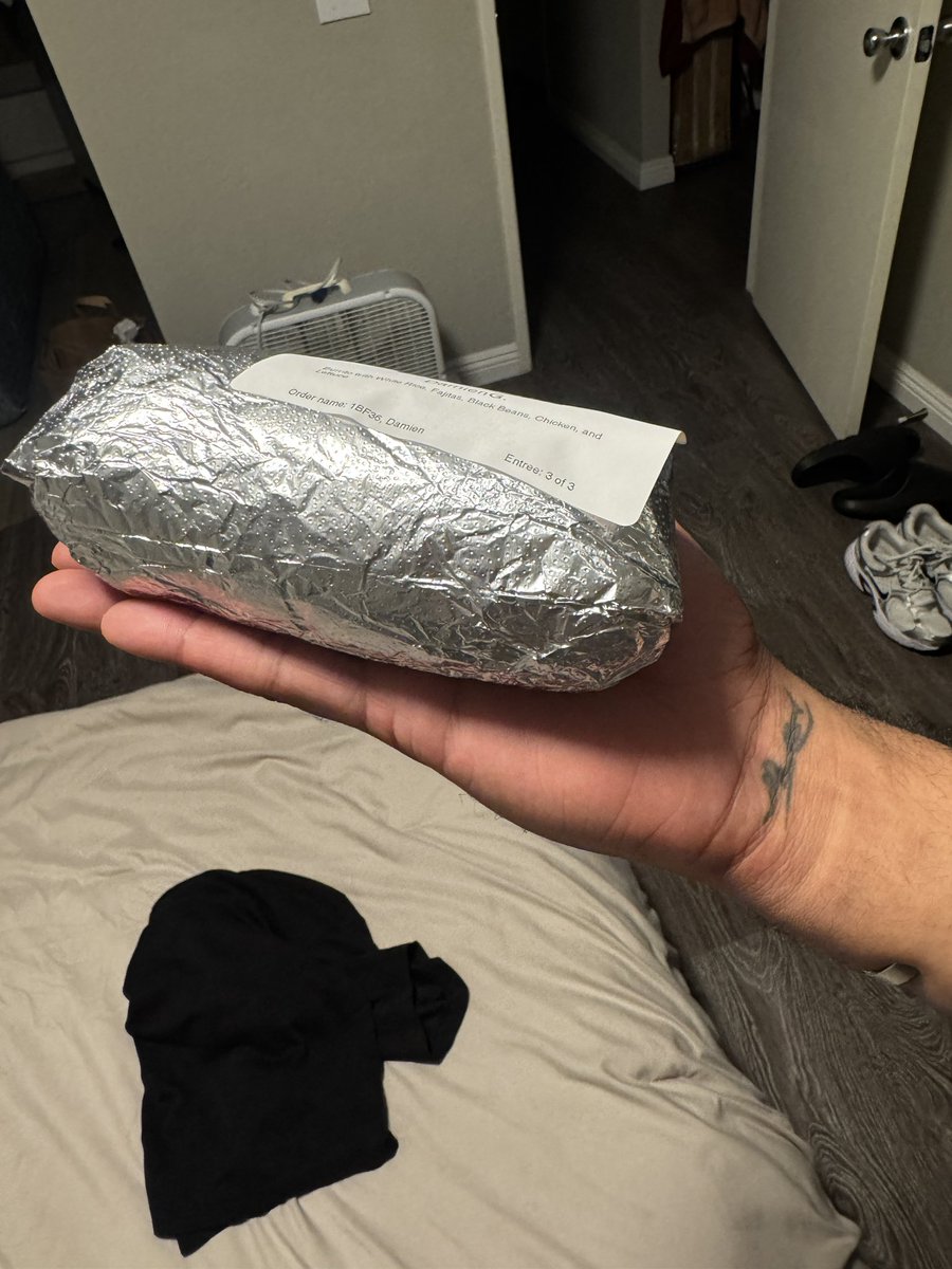 djth3gr8's tweet photo. @ChipotleTweets palm size burrito… 🤨🤨 https://t.co/O5pSMBtWmc