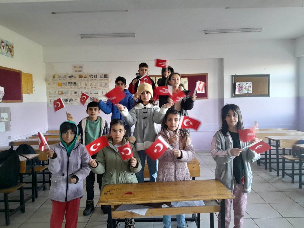 Bayrak sevgisi <a href="/ErnezDemir/">Demir Ernez</a> <a href="/SurMilliEgitim/">Sur İlçe Milli Eğitim Müdürlüğü</a>