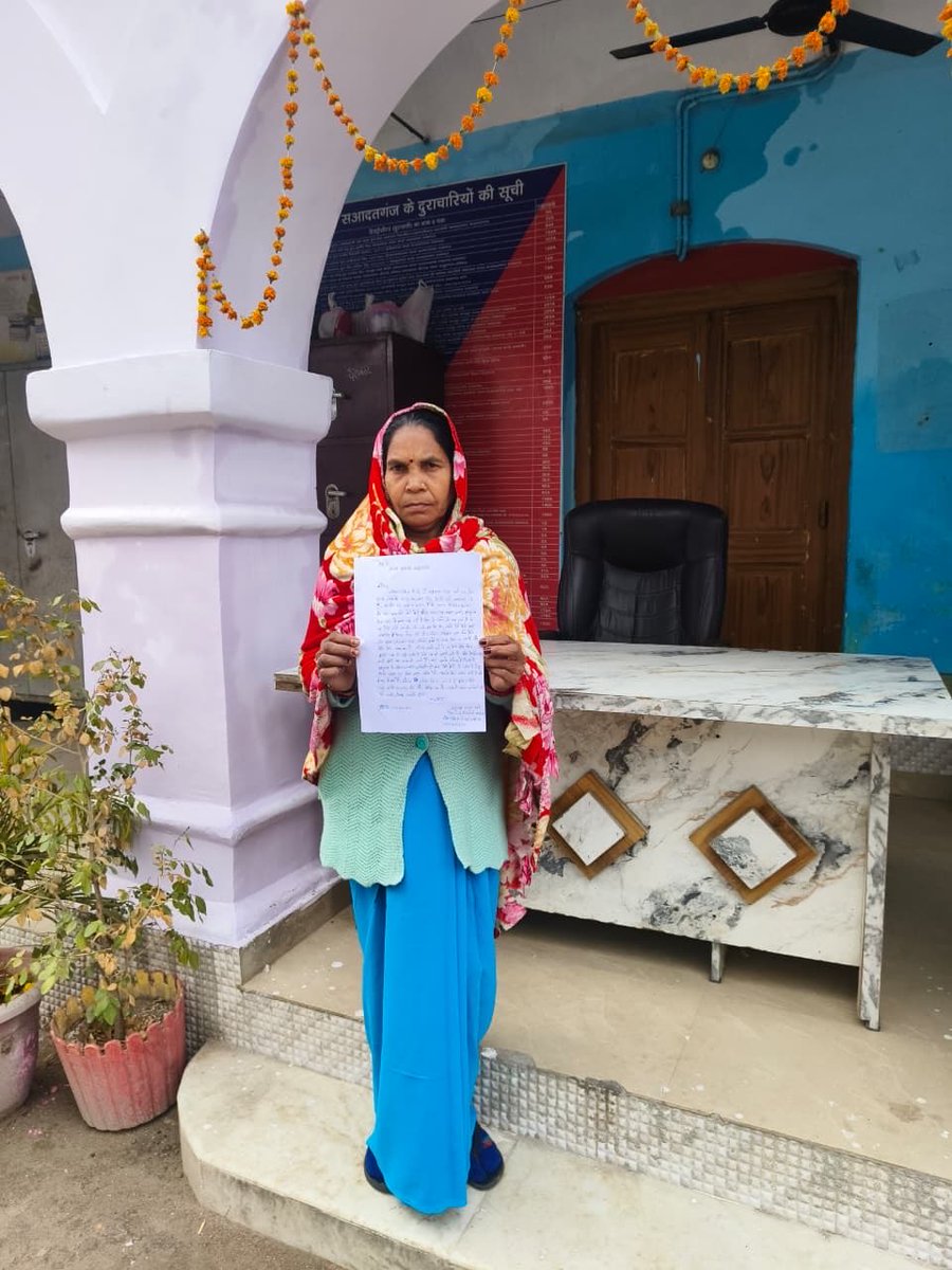 SudarshanNewsUp's tweet photo. लखनऊ में माँ ने उसकी बेटी को फुसलाकर उसका ��र्मांतरण करने की कोशिश का लगाया आरोप

लखनऊ में मो०अब्दुला से परेशान माँ ने अपनी बेटी को सुधार गृह भेजने की माँग की 

महिला की बेटी को लेकर पहले भी भाग चुका है मो० अब्दुल्ला 

लड़की को अपनी पत्नी बताकर इलाके में घूम रहा मो०अब्दुल्ला 

ग़रीब और असहाय माँ बोली “ मेरी बेटी को बचाने में मदद कीजिए”

लखनऊ ��े सहादतगंज इलाके का मामला 

@lkopolice