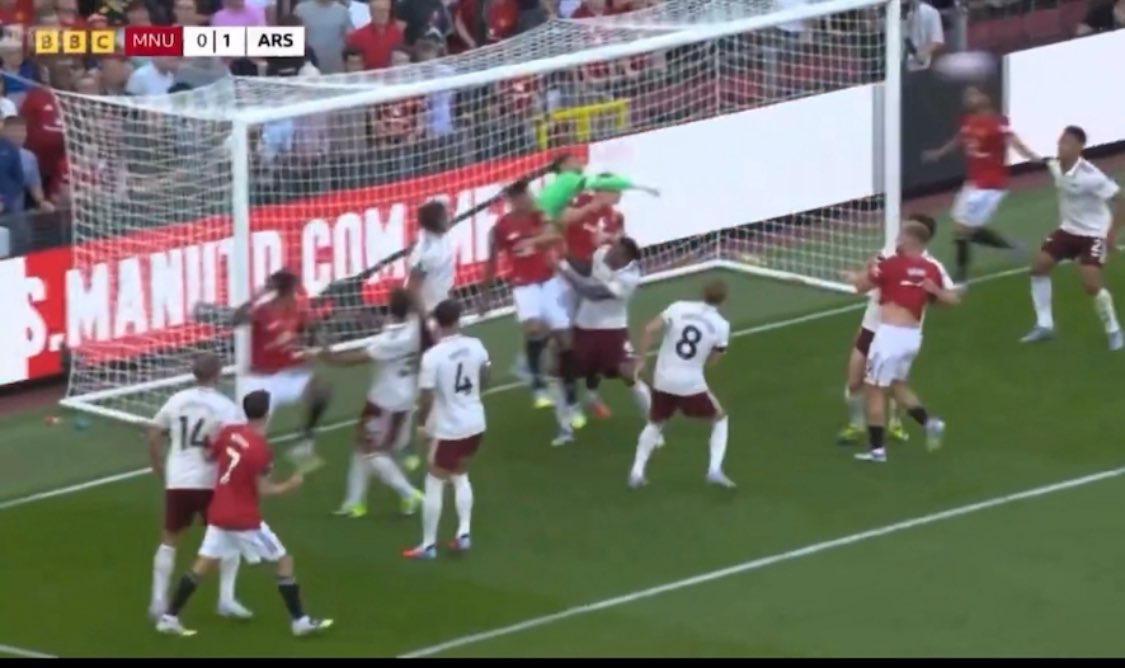 AdityaGOArsenal's tweet photo. @shutofootball @idextratime @CBSSportsGolazo Yang ini bukan nyenggol kiper ya? https://t.co/R1UfFsgf8f