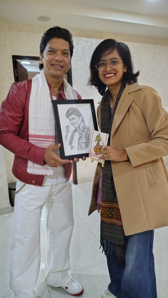 _mon____isha__'s tweet photo. A dream 7 years in the making! ☁️✨
From WhatsApp chats in 2018 to yearly birthday calls, meeting @singer_shaan at IIT Guwahati was magic. Such a humble soul! Honored him with a Gamosa &amp; my sketches. Thank you, Dada, for being so kind.
Forever your fan! ❤️ #Shaan #DreamComeTrue https://t.co/72fBX3yMIN