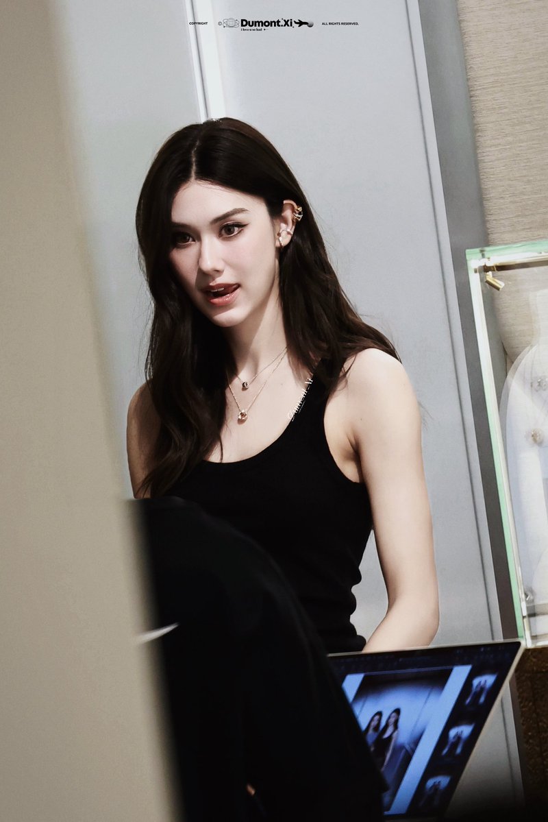 Dumont_Xi's tweet image. Wait, I just let an insane photo slip by…❤️‍🔥

LENAMIU COCO CRUSH CHANEL
#CHANELxLenaMiu
#lalinalena #ลีน่าลลินา