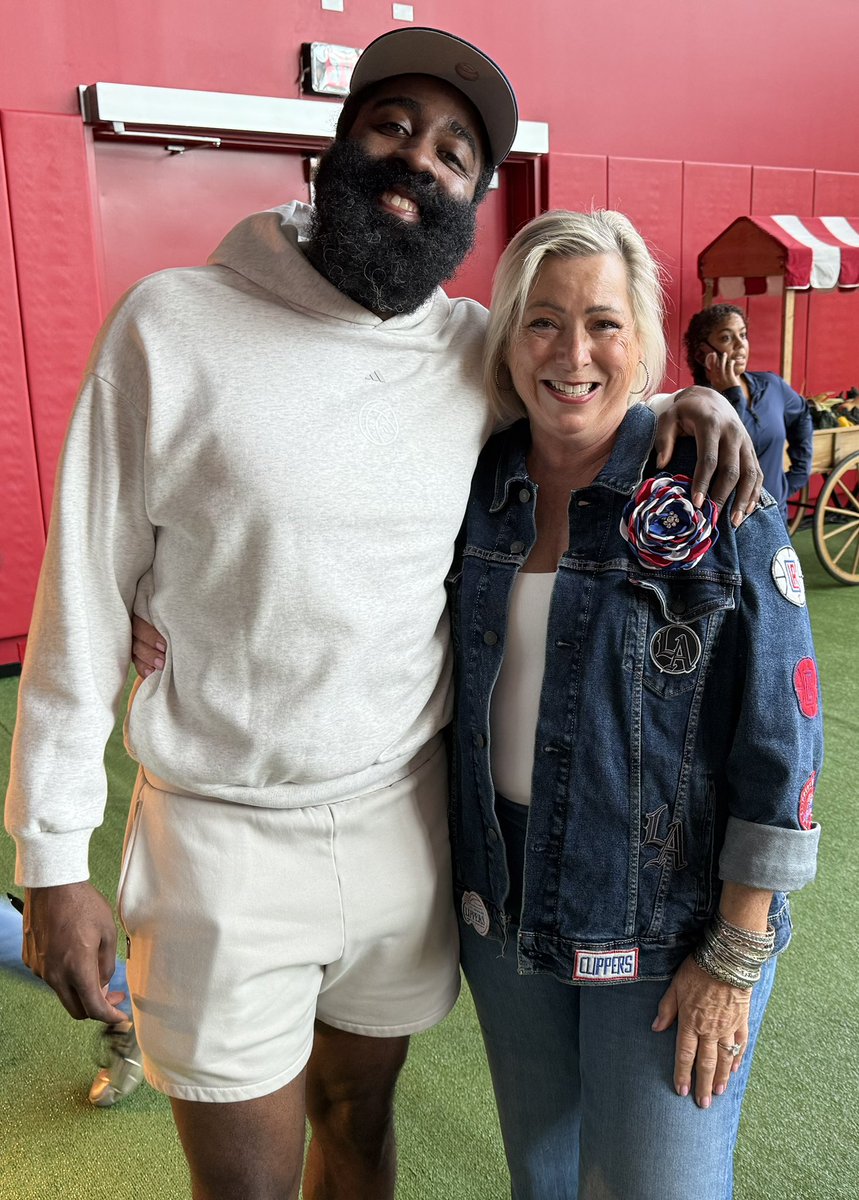 gary_crisp's tweet photo. @ramonashelburne @FlyByKnite Love James my favorite Clipper so sad to see him go.  Loved watching him in high school and as a Clipper! https://t.co/ytRIYFyrhI