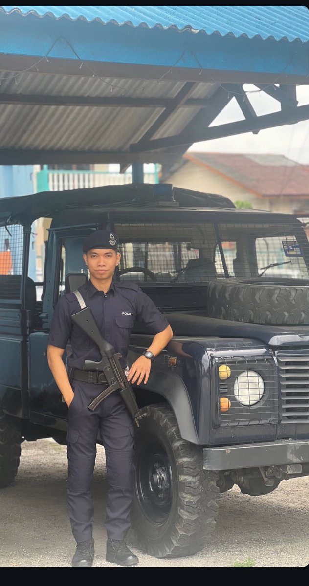geng_prang's tweet photo. Ckup 10k repost dpt tgk kote abg polis ni 🤭komen siapa pernah junpa https://t.co/Ow8DTn3Rfc