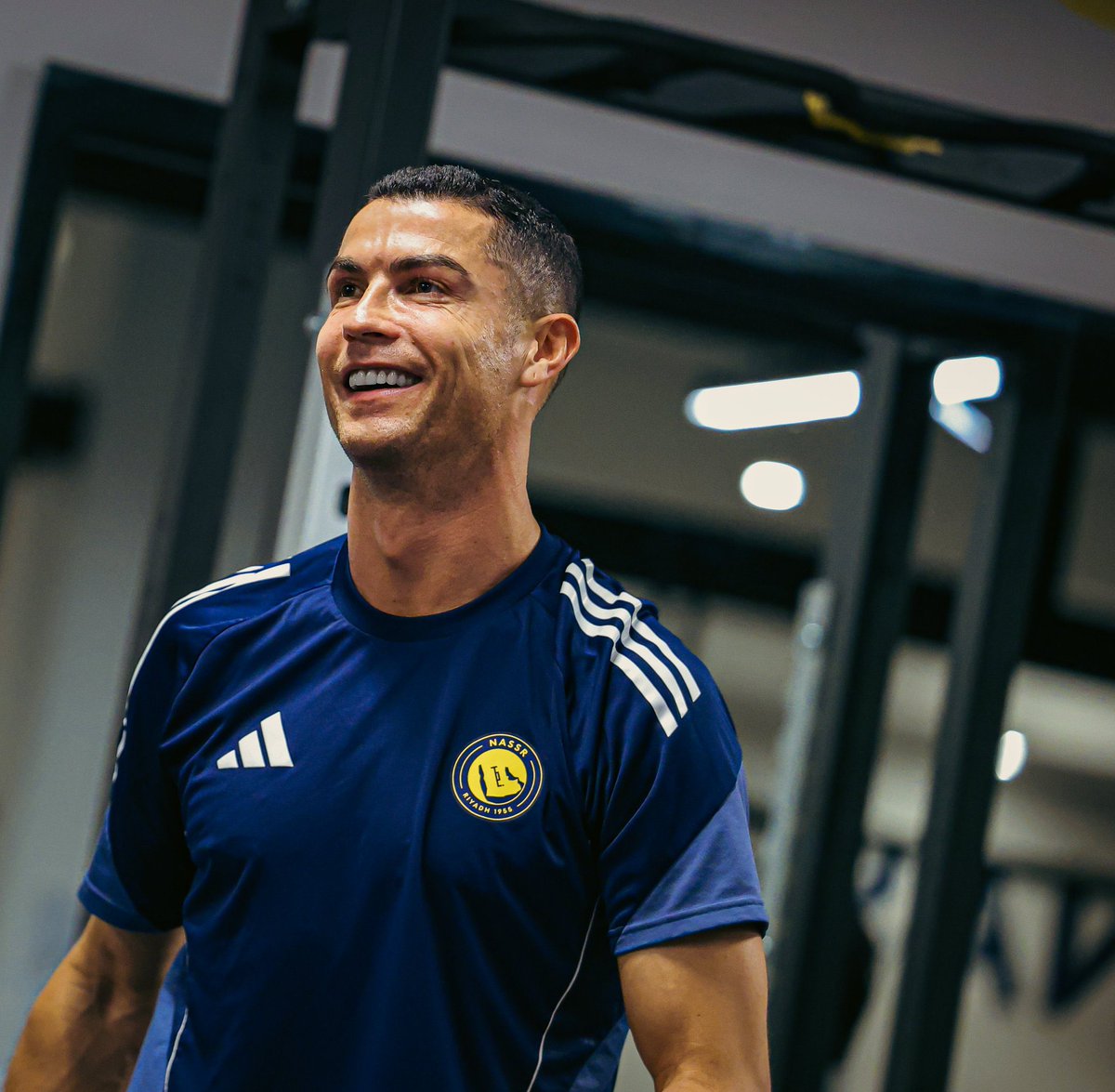 بتمنى انو يستمر إضراب الاسطورة كرستيانو رونالدو عن العب بالدوري عشان يعرف ولى العهد محمد بن سلمان شو قاعد يحصل بالدوري ويسوي تحقيق بالي حاصل والاهم من ذا كله يلتفت حق إمراء واعلام وجمهور الهلال لم يصدر منهم من اساءات بحق الدون ويوقفهم عند حدهم اذا اراد نجاح المشروع فعلاً 😎