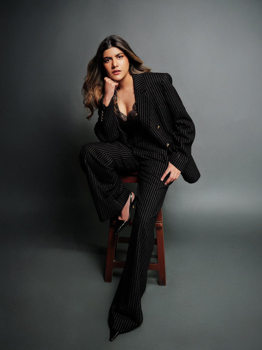 bolly_talkies's tweet image. Ananya Birla forays into the world of filmmaking, launches #BirlaStudios! 🔥💯

About the venture, #AnanyaBirla says, “As we put this slate together, we’ve been deeply encouraged by the kindness and receptiveness of everyone across the industry. It would be a privilege to play