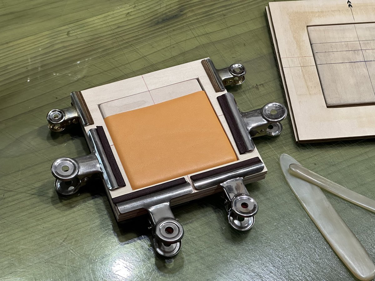 珍しく注文をもらえたので、気になっていた型を作り直し。向きが分かりやすくなるよう断面赤に。多分以前よりキリッとした仕上がりになる。

#レザークラフト #leathercraft #名刺入れ
