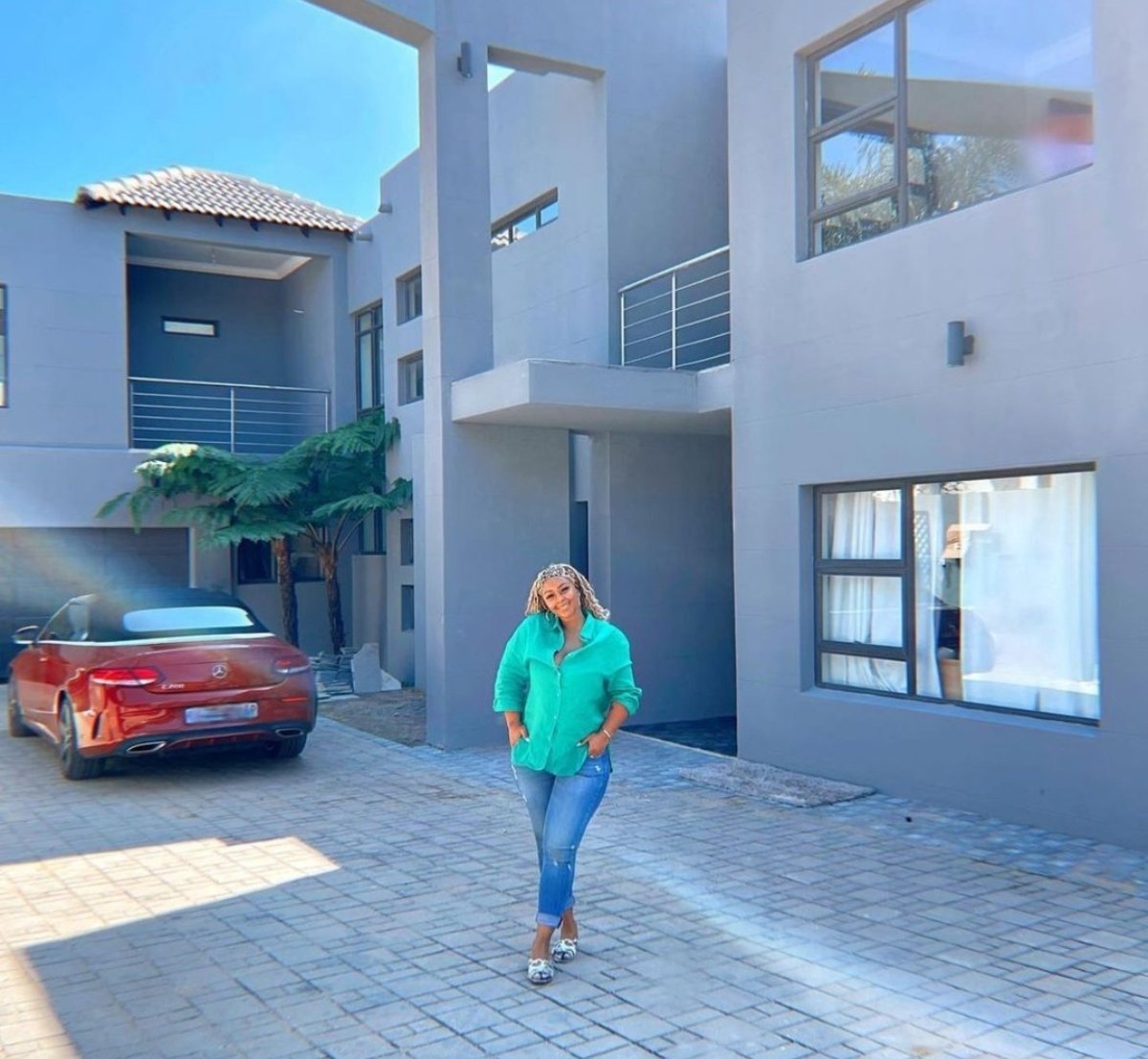 BuzzLifenews's tweet image. Boity may lose her multi-million rand home

She bought her Centurion mansion for over R4.2 million in 2021 and the property was registered under her name in March 2022.

The sangoma, musician and entrepreneur borrowed money from Leemark Financial Services to finance the home.This…