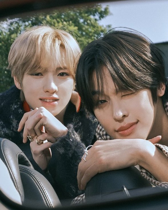 샄맄 렌즈 끼고 보면 둘이 커플링 끼고 
커플 화보 찍은 것 같음
반지 잘보이게 포즈 취해주세요 
(손가락 맞닿아있는거 최악🥵)