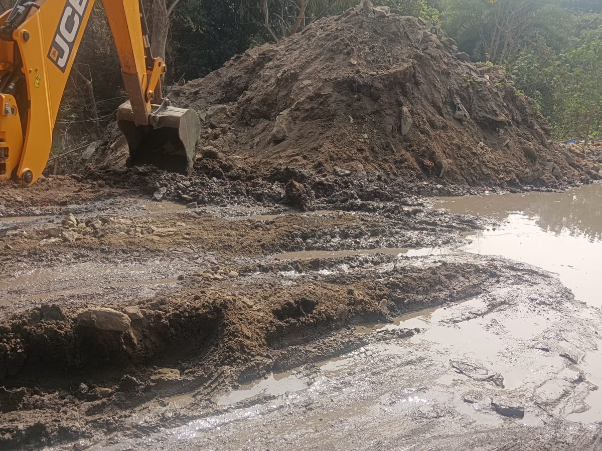 Kedar08b's tweet photo. VTP Solitaire cut off completely! 500m drainage work on Ranmala-Someshwar Wadi road along ramnadi (off Baner-Pashan Link Rd ) has blocked both sides for 2 days. 6 months of work, no relief. Need urgent intervention @PuneCorporation @CPPuneCity 
@PMCPune @PMCMCO https://t.co/YRtjW1Uhqz