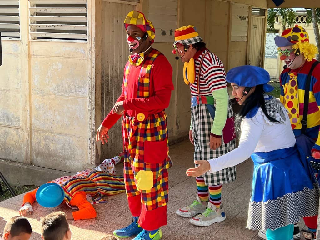 CulturaIgnacio's tweet photo. ¡La Semana de la Cultura está aquí! Hoy recibimos a "Tus Payasos" en la EP Escuela Álvaro Morell, C/P A. L.  Prepárense para un espectáculo lleno de risas y alegría para nuestros pequeños. Agradecemos a "Tus Payasos" por su dedicación y a Fiesta Iván por las increíbles fotos https://t.co/WiNaMEs4BT