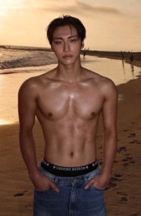 lyraciell's tweet photo. yup this is definitely seonghwa. wtf. i wanna kms. (turn up your brightness) https://t.co/IjuMNxcZ5a