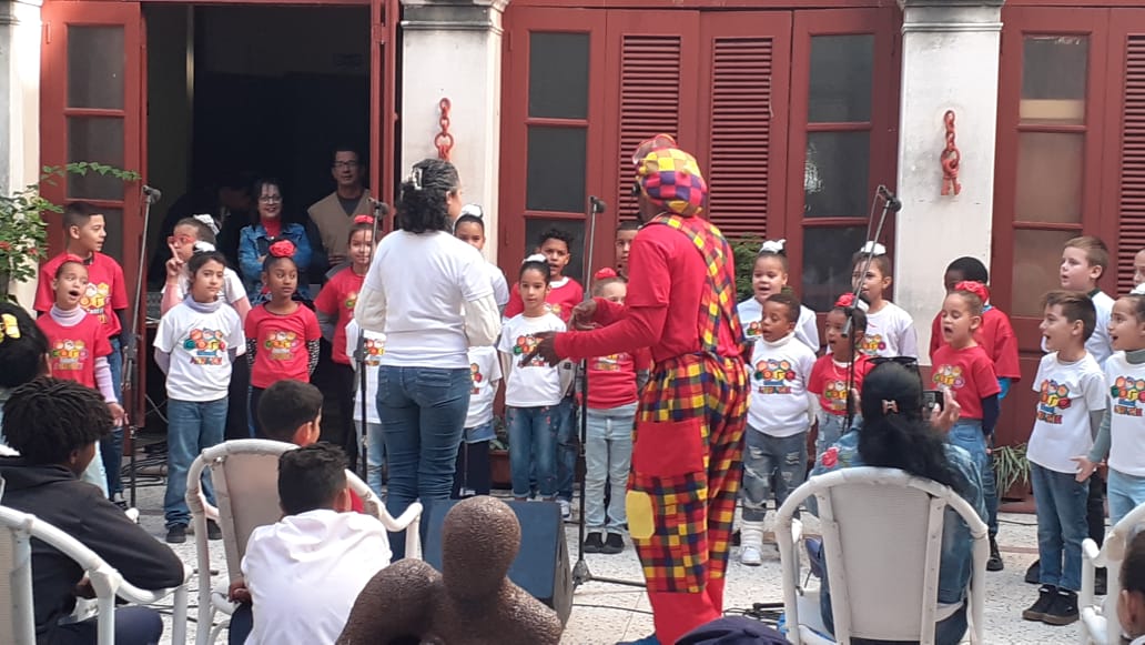CulturaIgnacio's tweet photo. ¡Hoy fue un día lleno de energía y talento en nuestra Casa de Cultura! El coro Andarín, bajo la dirección de la talentosa Cecilia Riveron, deslumbró a todos con su actuación sobre patines.  Un gran reconocimiento a los niños y padres por su dedicación y esfuerzo. https://t.co/Ti3v9BUO9X