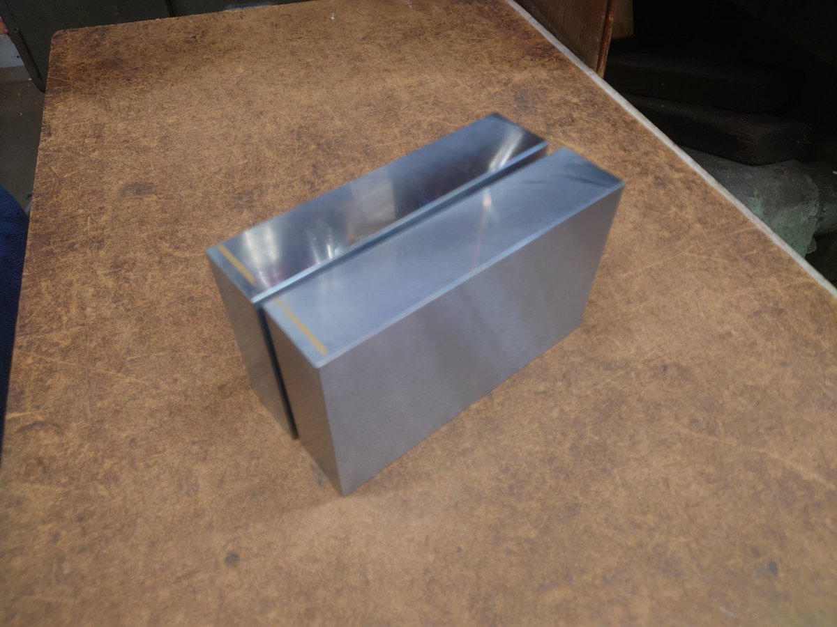 saikyoworks's tweet photo. 4Lオイル缶天板、底板巻締め用シーミングチャック！
1,2年に1回のペースでリピート注文が来ます。オイルが漏れてはいけないので定期的に交換のようです。 https://t.co/3CtFNRUMUr
