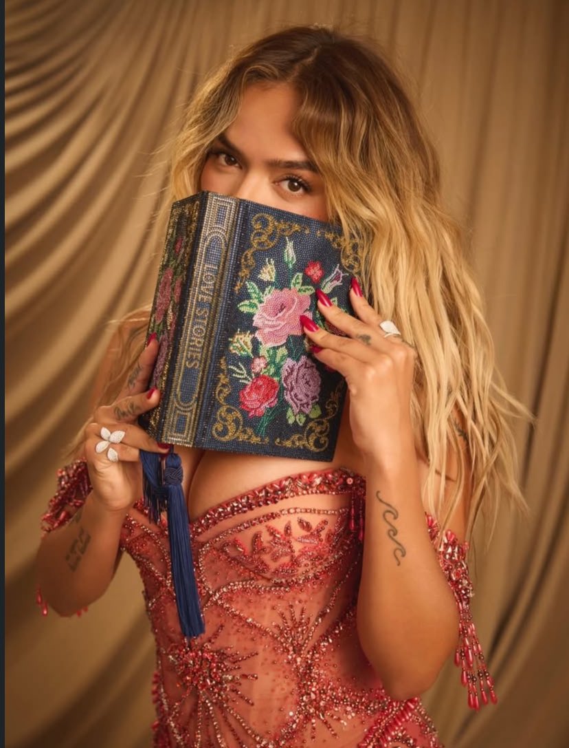 Nuevas fotos de Karol G para los GRAMMYs