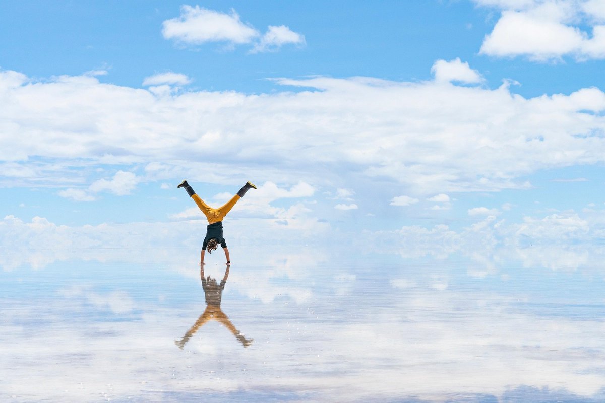 VoyagersV's tweet photo. Salar de Uyuni in Bolivia is one of the most surreal landscapes on Earth, stretching endlessly as the world’s largest salt flat. During the rainy season, it transforms into a giant natural mirror.
https://t.co/pJcgEF9I3e
#SalarDeUyuni #Bolivia #BoliviaTravel #SaltFlats https://t.co/amZnDVe8A4