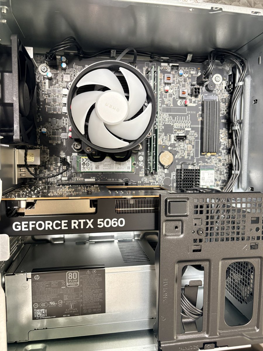 refreflection's tweet image. HPのゲーミングPC（OMEN 16L）ちゃんと届いた。
早速GEOのSSDセット・・と思ったら買っておいたM2ネジが小さすぎた。
ホームセンターでちょっと大きいの買い直して無事完成。

てかM2ネジ小さすぎるね(何度もネジ穴セットに失敗した)