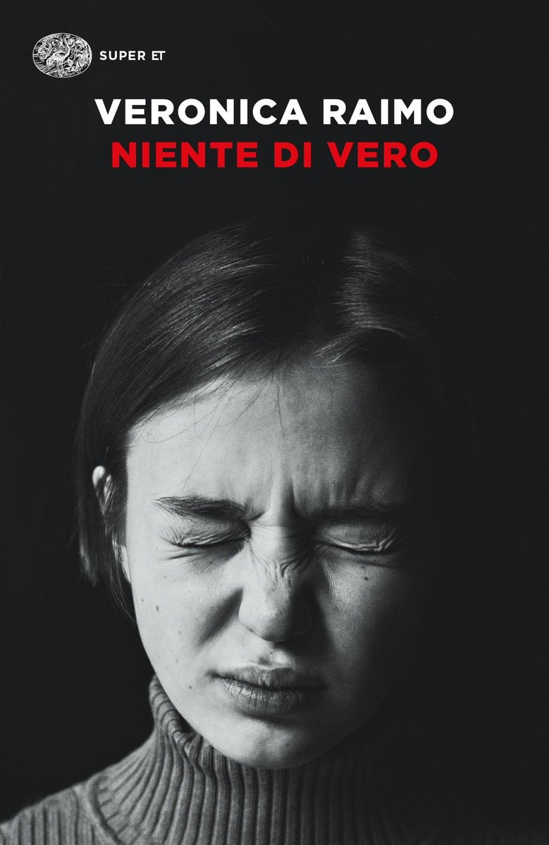 La maggior parte dei ricordi ci abbandona senza che nemmeno ce ne accorgiamo; per quanto riguarda i restanti, siamo noi a rifilarli di nascosto, a spacciarli in giro, a promuoverli con zelo, venditori porta a porta, imbonitori, in cerca di qualcuno da abbindolare che si abboni