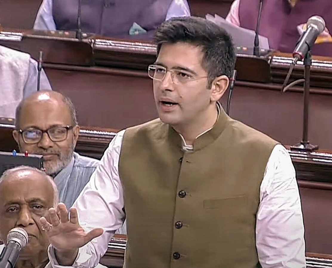 Prajapat204's tweet photo. AAP सांसद RAGHAV CHADHA ने संसद में एक जबरदस्त मुद्दा उठाया है🔥

"राघव चड्ढा" ने कहा कि AEROPLANE में सफ़र करने वाले यात्री का अगर 1KG सामान भी तय सीमा से ज्यादा हो जाए तो Airlines कंपनी यात्री से हजारों का चार्ज लेती है.

कभी -कभी तो ऐसा होता है कि यात्री अपने समान को एयरपोर्ट पर फेंक कर चले जाते क्योंकि OVERWEIGHT का चार्ज सामान से ज्यादा होता है.

लेकिन वही एयरलाइंस FLIGHT DELAY होने से इंतजार कर रहे यात्रियों को कुछ नहीं देती है.

"राघव चड्ढा" ने आग्रह किया कि कोई ऐसा नियम बनाए की एयरलाइंस हर घंटे के DELAY के लिए यात्रियों के जेब में COMPENSATION का पैसा डाले.