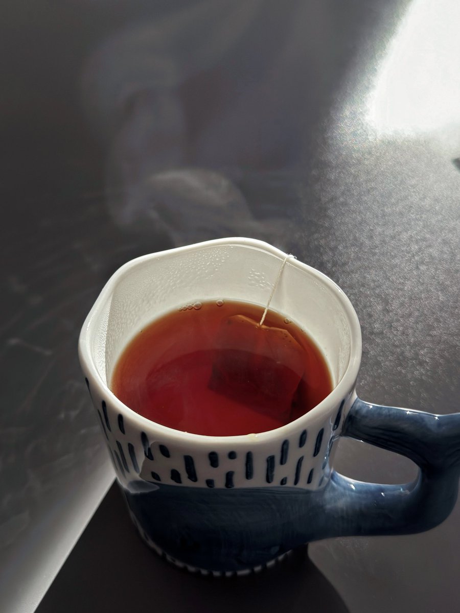 tea99_'s tweet photo. الصباح اللي يبدأ برائحة الشاي دائماً جميل💙✨ https://t.co/oT4YCW2qUh