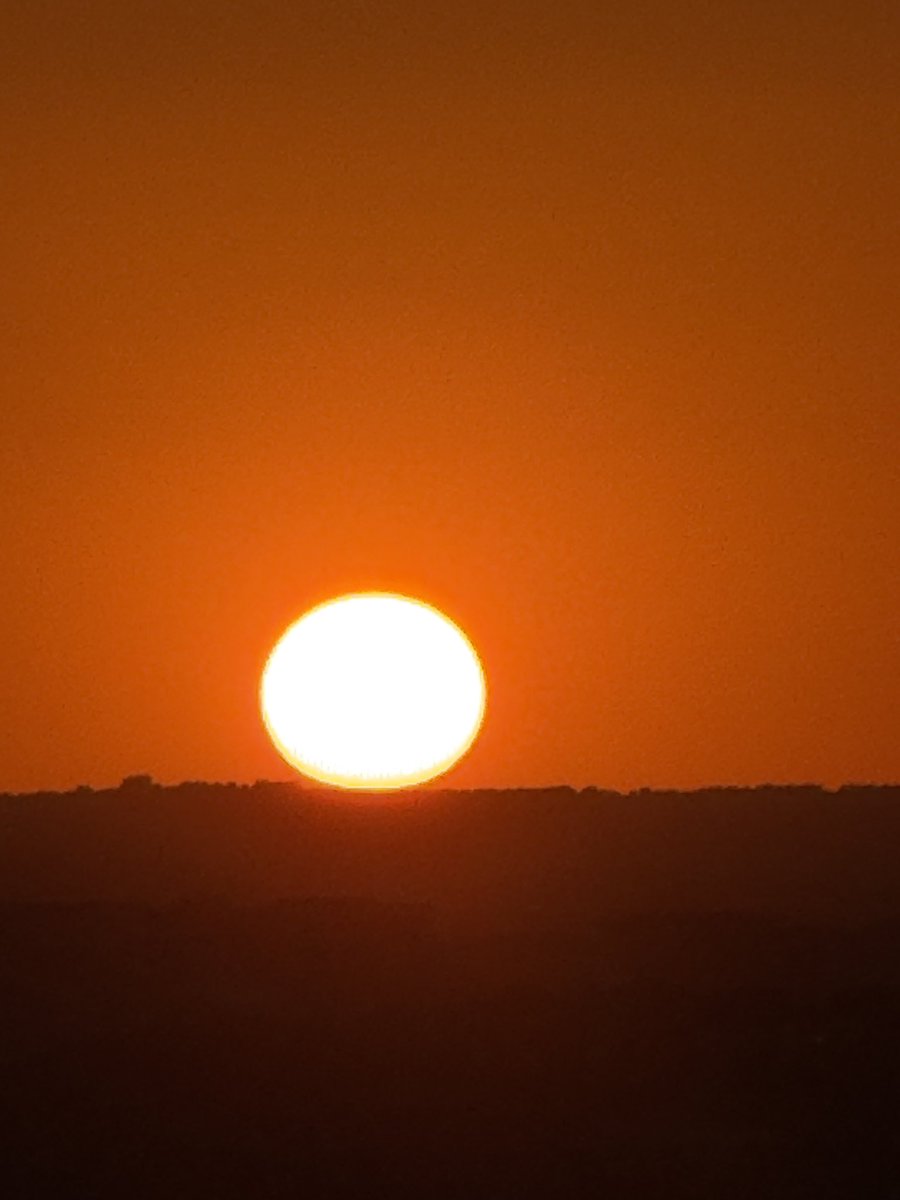 framesbyrkmunna's tweet photo. What Evening Sunsets look like!
.
.
Shot on @Apple iPhone.

#shotoniphone 
#sunsets #austin #texas #usa https://t.co/Eqiz8GuKmy