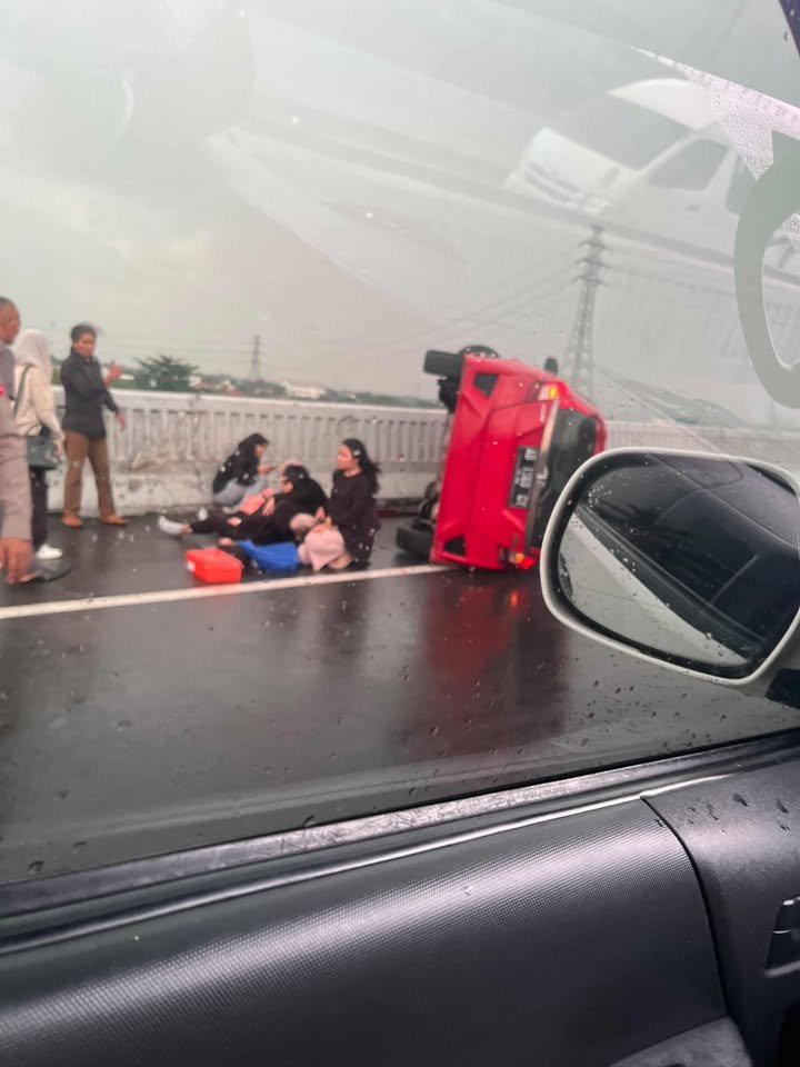 PRFMnews's tweet photo. 12.01 Terjadi kecelakaan lalu lintas di Tol MBZ siang ini.

Satu mobil pribadi terbalik akibat kecelakaan tunggal, dan diketahui terjadi kecelakaan beruntun dibelakangnya antara mobil shuttle dan 2 mobil pribadi.

Pengendara diharap  tetap berhati-hati.

Foto: Netizen PRFM/ Hilmanharianto