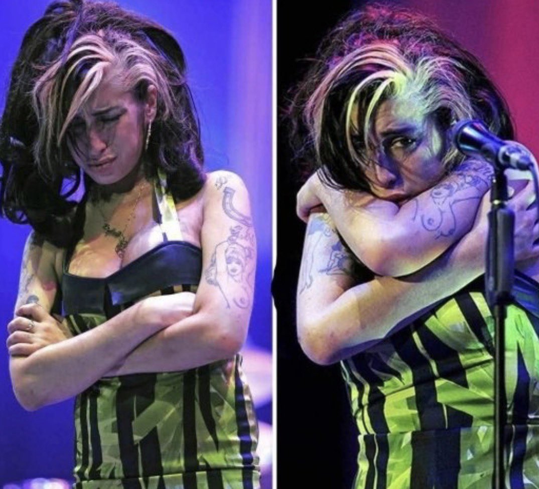 MohoNetwork's tweet photo. La folla era rumorosa.
Lei, invece, si stava spezzando 💔

Nel 2011, durante un concerto a Belgrado, Amy Winehouse era sul palco, visibilmente sopraffatta.
I fischi si alzavano dal pubblico, lei si stringeva a sé stessa.
Faticava a ricordare dove fosse, dimenticava i testi, cantava stonata.

Sarebbe stata la sua ultima esibizione dal vivo.

Quello che molti definirono uno spettacolo fallito era, in realtà, un crollo umano sotto gli occhi di tutti.
La fama non la protesse.
Gli applausi non la salvarono.

In quel momento si rivelò quanto sia sottile il confine tra performance e dolore.

Poche settimane dopo, Amy Winehouse se ne andò.

Questa immagine non parla di musica.
Parla di pressione.
Di vulnerabilità esposta sotto luci che non si spengono mai.

Perché a volte i finali più tristi non arrivano in silenzio.
Accadono su un palco, davanti a migliaia di persone che guardano…
e nessuno che sappia davvero come aiutare.