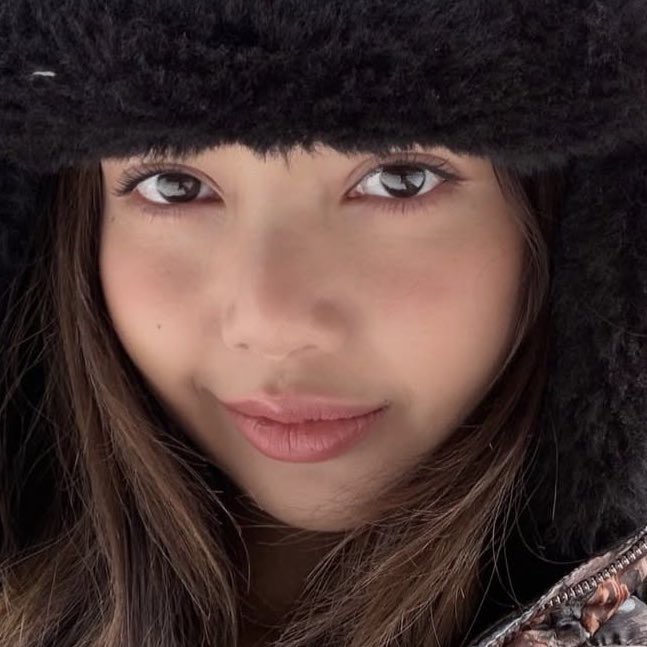 jenlisaaholic's tweet image. kisses all over her pretty face,kisses to her nose, kisses to her cheeks, kisses under her eyes, kisses to her eyelids, kisses to the side of her lips, kisses along her jaw,kisses down the side of her neck, kisses to her shoulders. i really wanna do all these things....